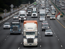Les autorités américaines souhaitent accélérer l’adoption de 18 roues et d’autres camions zéro émission utilisés pour transporter des marchandises à travers le pays.