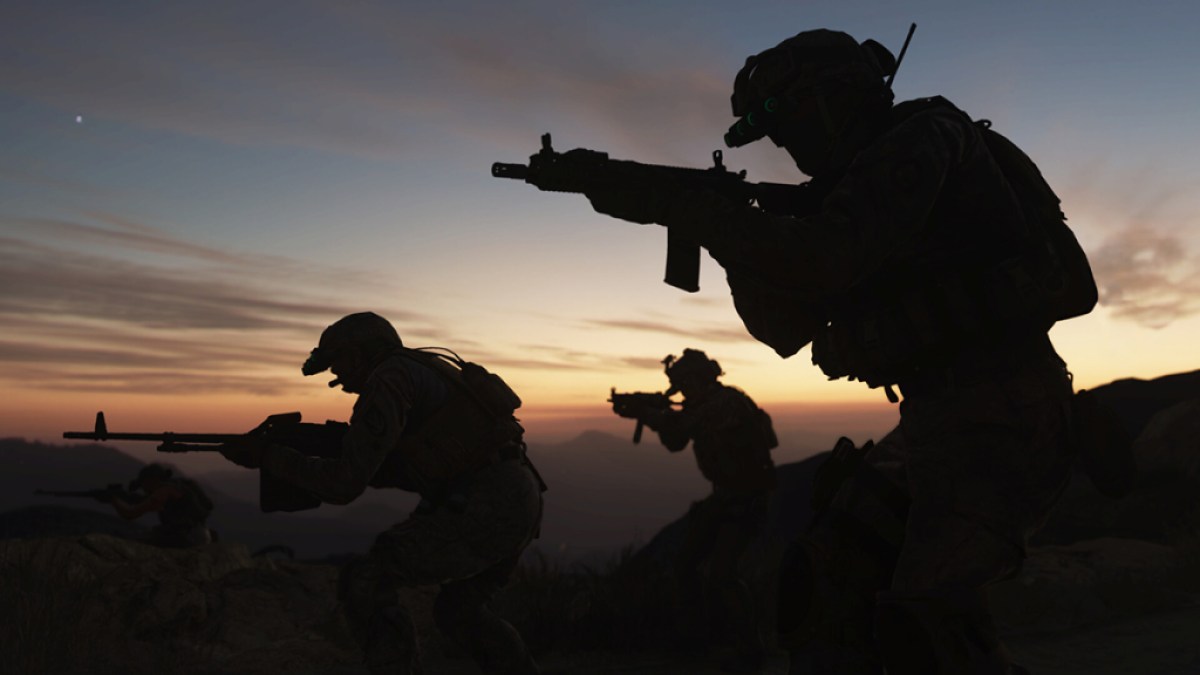 Des soldats armés la nuit.  Cette image fait partie d'un article sur Call of Duty 2024 est le volet le plus crucial de la série depuis une demi-décennie.