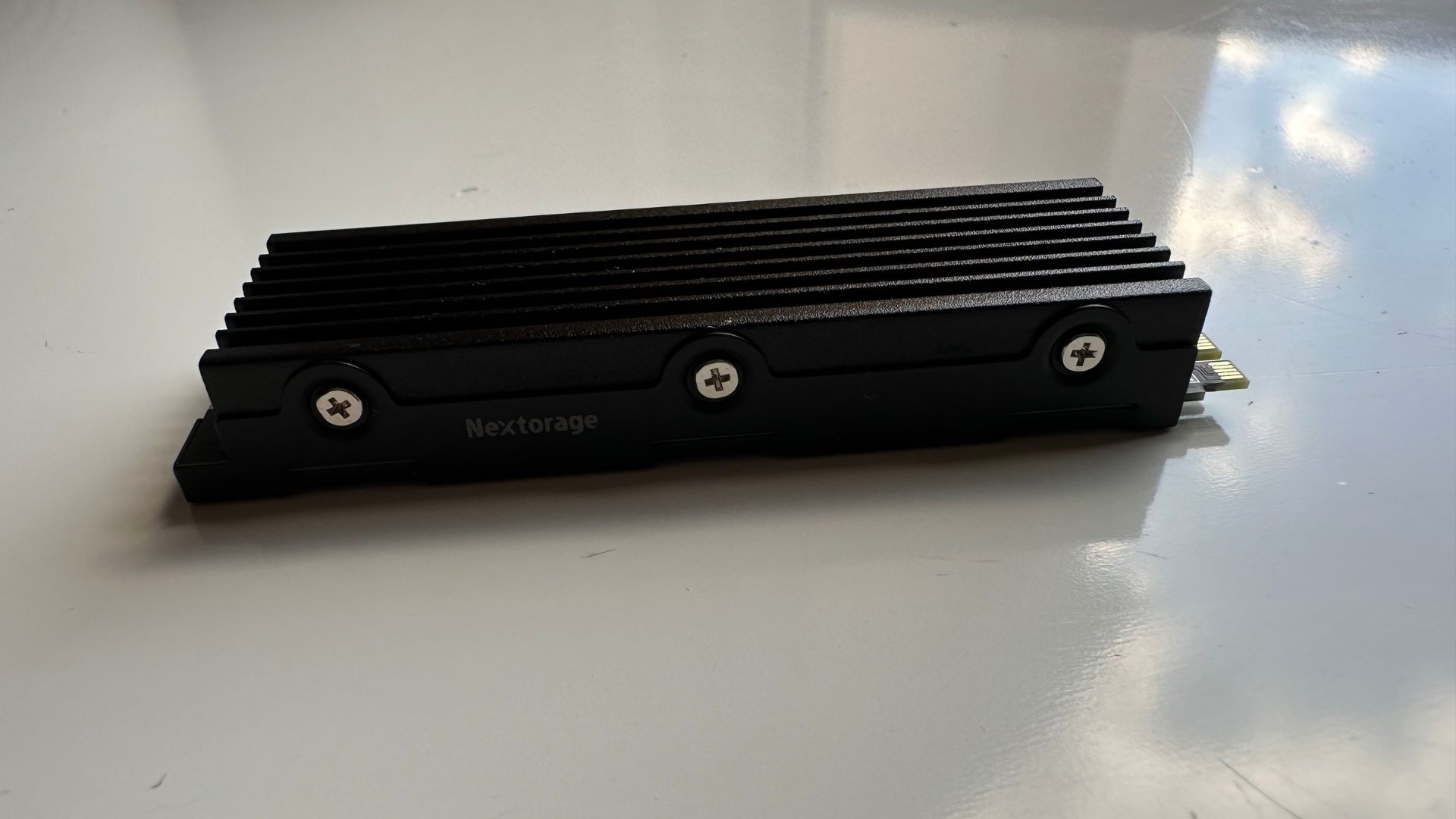 SSD PS5 Nextorage NEM-PA Series posé sur une table blanche