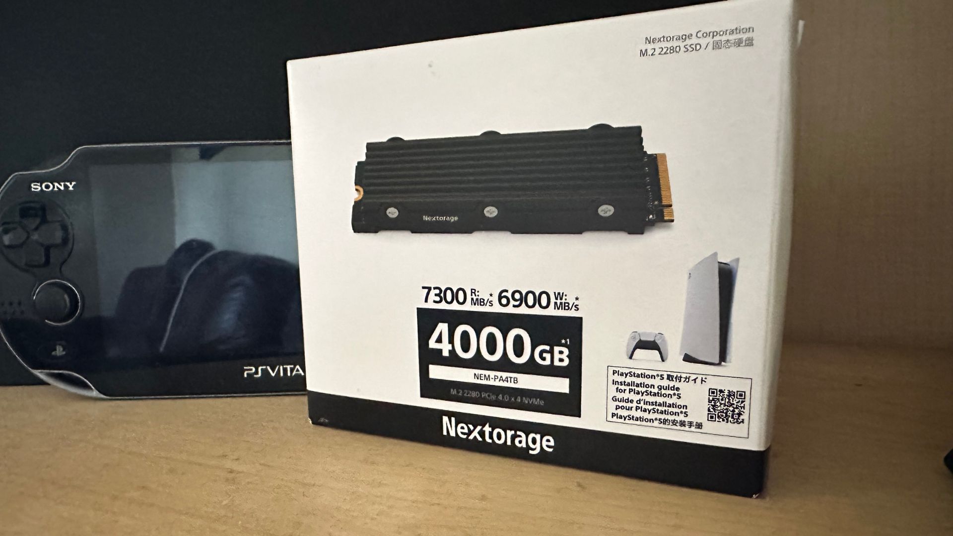 L'emballage du SSD Nextorage NEM-PA Series PS5 se trouvait à côté d'autres équipements PlayStation