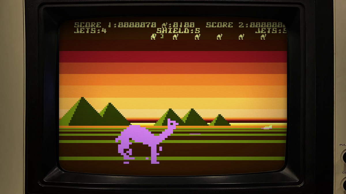 Un chameau rose géant marche devant une vue imprenable sur les pyramides au coucher du soleil dans Attack of the Mutant Camels
