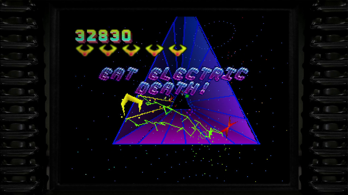 Une capture d'écran de Tempest 2000 : des éclairs crépitent dans un tunnel triangulaire violet tandis que l'écriture déformée indique EAT ELECTRIC DEATH !