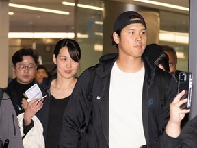 Shohei Ohtani des Dodgers de Los Angeles et son épouse Mamiko Tanaka sont vus à leur arrivée à l'aéroport international d'Incheon le 15 mars 2024 à Incheon, en Corée du Sud.