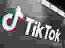 Le logo TikTok devant le siège social américain de la société à Culver City, en Californie.  L'application TikTok compte plus de 100 millions d'utilisateurs aux États-Unis et environ huit millions d'utilisateurs au Canada.