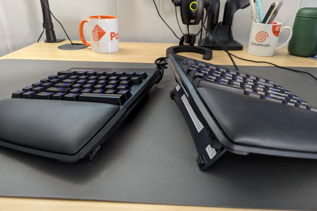 Une image montrant le clavier divisé ergonomique Kinesis FreeStyle Edge RGB sur un bureau.  Le kit Lift est fixé à chaque moitié du clavier et les moitiés sont inclinées à différents angles pour illustrer son ensemble de fonctionnalités.