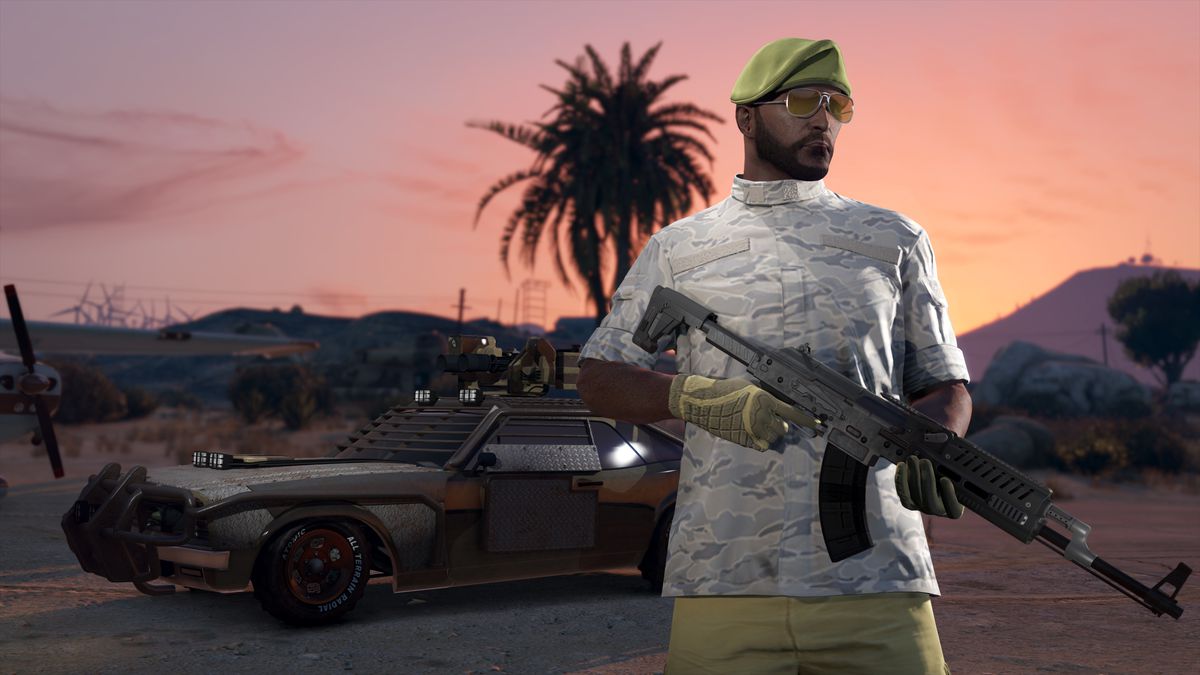 Un joueur de GTA Online pose avec son joli fusil, debout à côté d'un ciel couchant avec un palmier et sa super voiture coûteuse en arrière-plan.