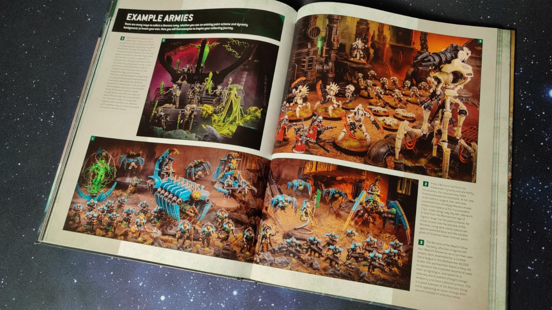 Des exemples d'armées Necron sur deux pages, assis sur un fond étoilé
