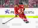 Daniil Miromanov #62 des Flames de Calgary patine contre les Canadiens de Montréal pendant la deuxième période au Scotiabank Saddledome le 16 mars 2024, à Calgary, Alberta, Canada.
