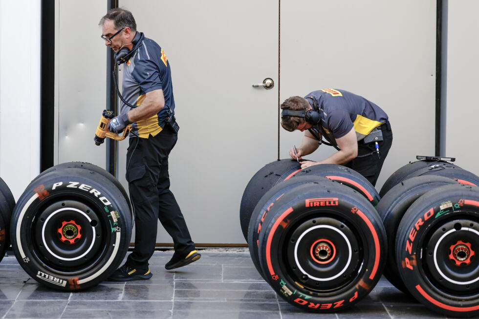Les techniciens Pirelli travaillent sur les pneus lors des essais avant le Grand Prix de F1 d'Arabie Saoudite sur le circuit de la Corniche de Djeddah, le 7 mars 2024, à Djeddah, en Arabie Saoudite. 