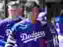 Shohei Ohtani, du Japon, des Dodgers de Los Angeles, traverse l'abri lors du match de baseball d'entraînement de printemps de l'équipe contre les Mariner de Seattle, le 13 mars 2024, à Phoenix.  À partir de son neuvième match d'ouverture international, la Major League Baseball voyagera partout dans le monde en 2024. Ohtani et les Dodgers affrontent Manny Machado et les Padres de San Diego à Séoul, en Corée du Sud.