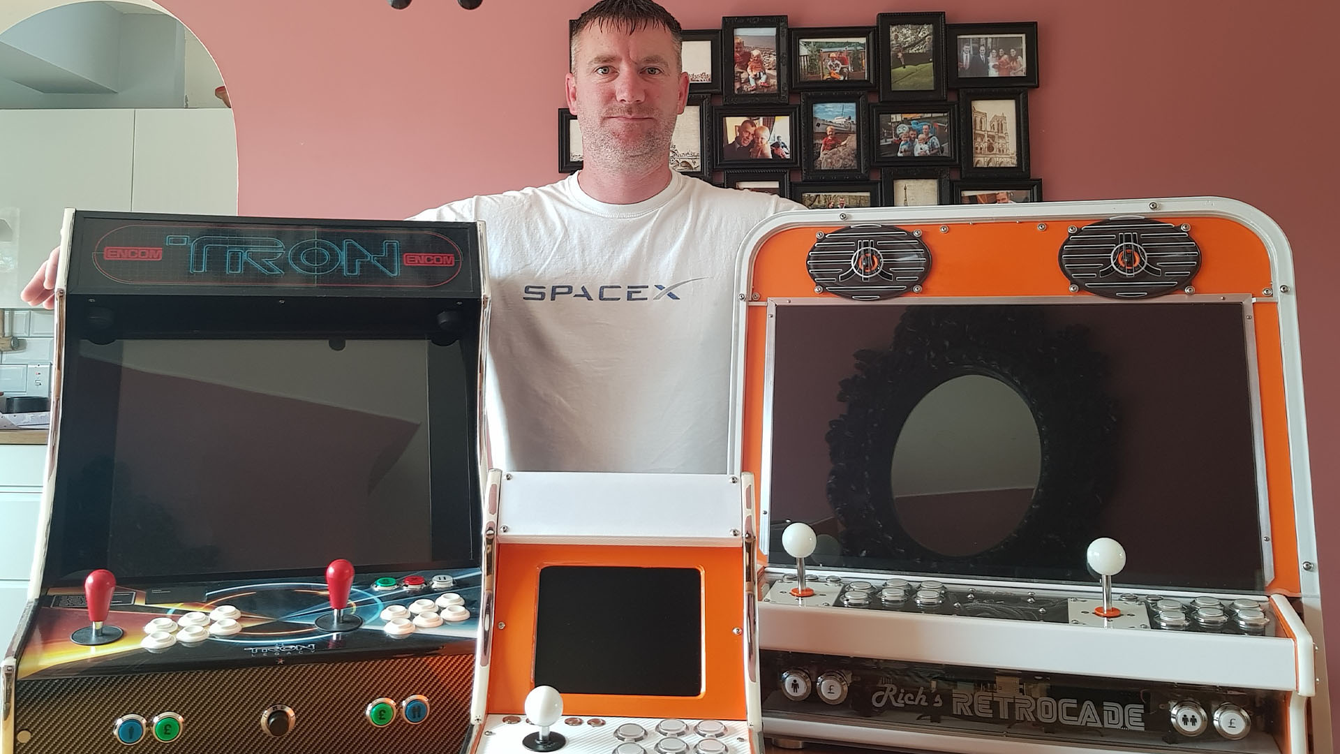 Construction de PC personnalisé pour jeux d'arcade rétro : Rich Jones avec ses conceptions de bornes d'arcade Retrocade et Tron