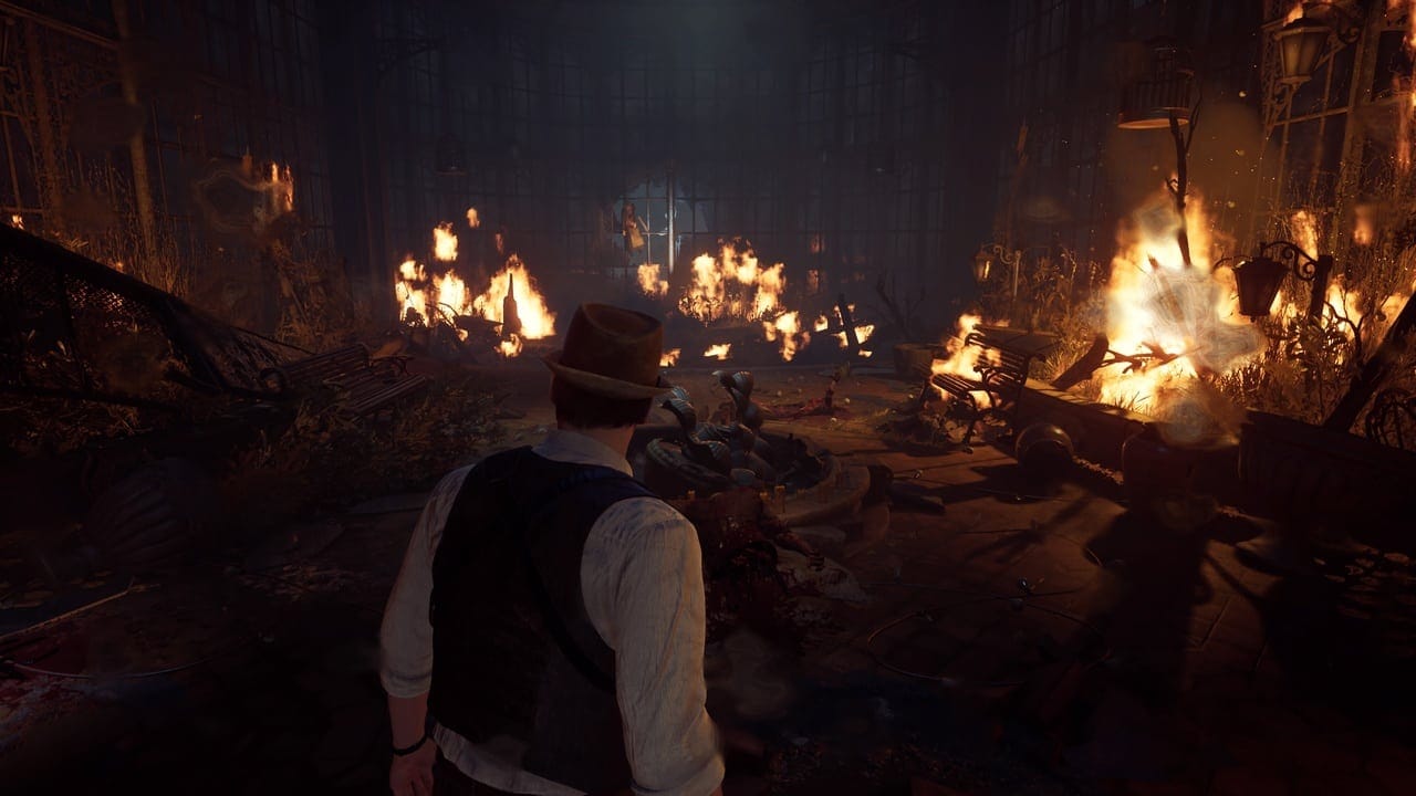Un personnage en tenue vintage observe une scène chaotique avec incendies et destructions à l'intérieur d'une grande pièce faiblement éclairée, rappelant "Seul dans le noir.