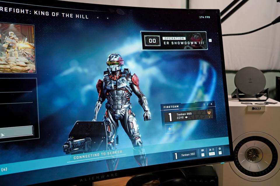 Moniteur de jeu Alienware 32 4K QD-OLED jouant à Halo Infinite