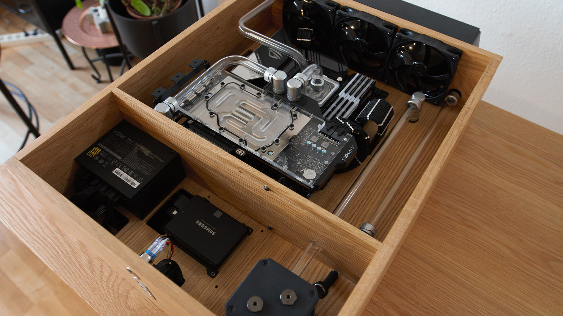 PC de bureau refroidi à l'eau en bois : composants dans le tiroir