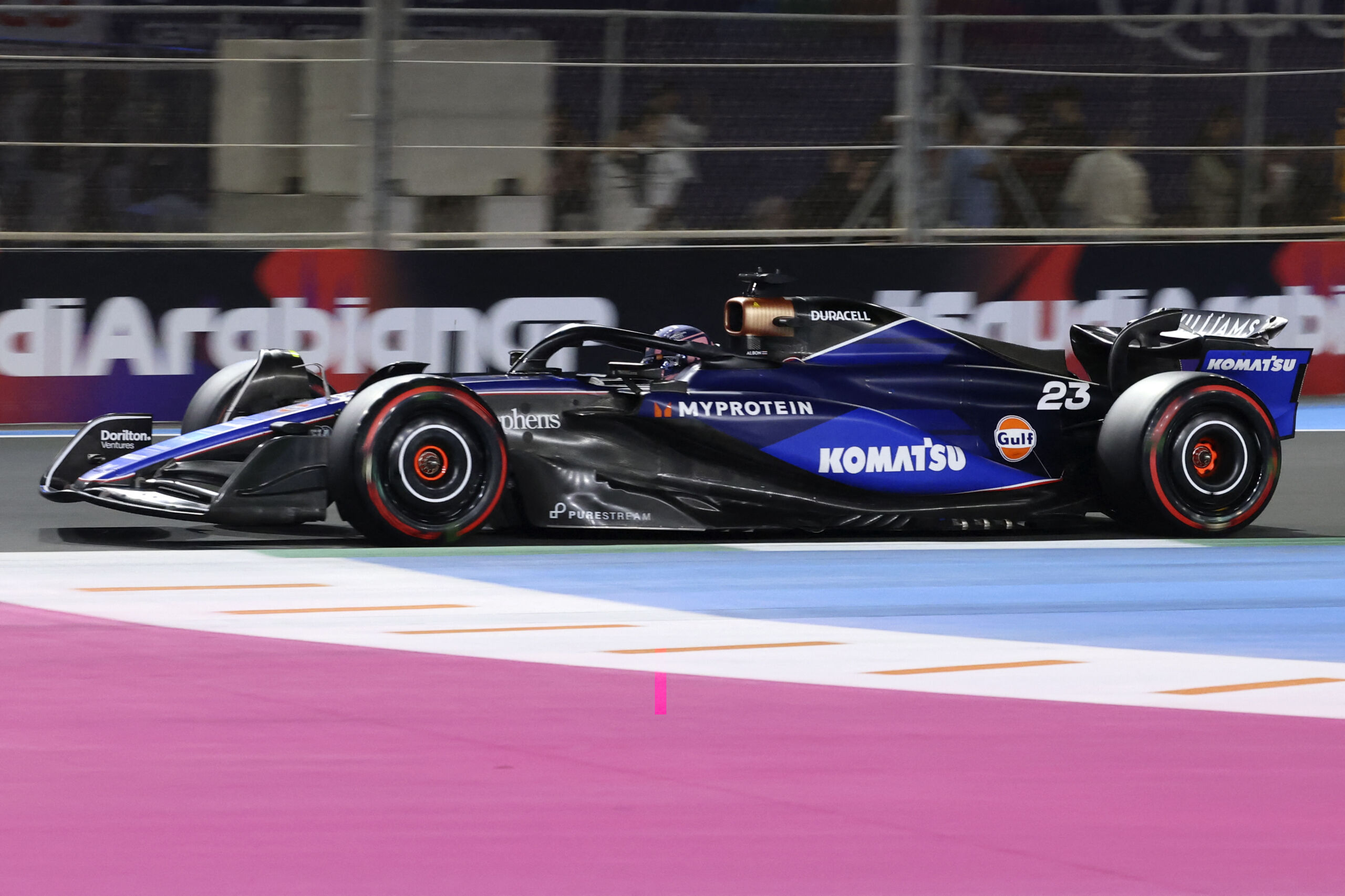 Le pilote Williams, Alexander Albon, conduit lors de la séance de qualification du Grand Prix d'Arabie Saoudite de Formule 1 sur le circuit de la corniche de Djeddah, à Djeddah, le 8 mars 2024.