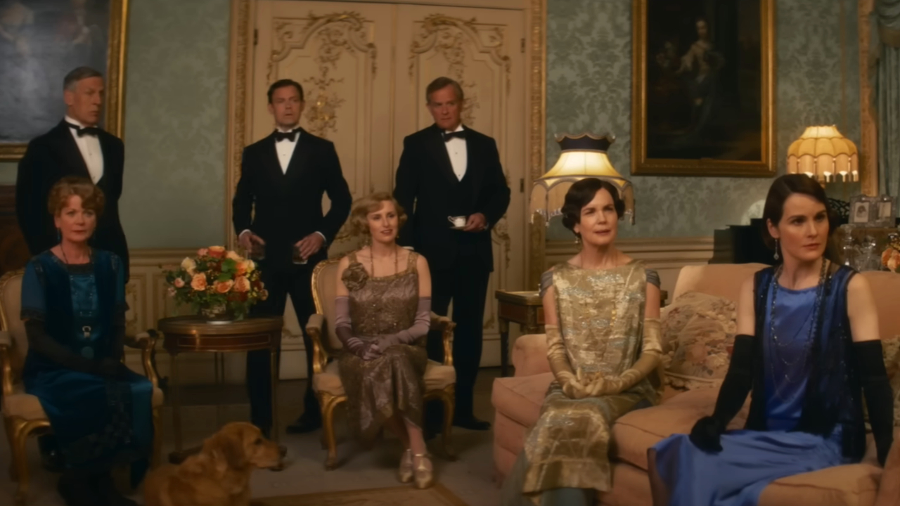 Les acteurs de Downton Abbey : A New Era dispersés dans une pièce joliment décorée.