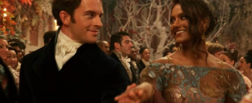 "La Chronique des Bridgerton" : Anthony et Kate partagent un baiser sur la piste de danse dans le premier aperçu de la saison 3 (VIDÉO)