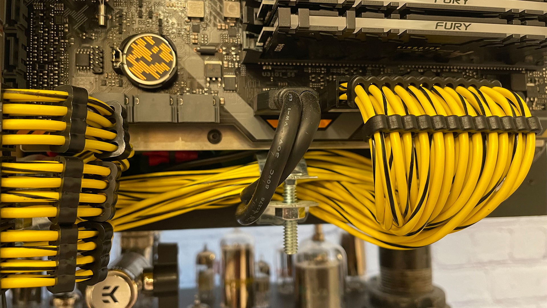 Les câbles jaunes et noirs sur mesure sur le PC gaming steampunk