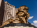 Une statue de lion se dresse devant le MGM Grand Hotel and Casino à Las Vegas.  Une attaque par rasomware contre MGM Resorts International en 2023 a donné lieu à une demande de paiement de 100 millions de dollars. 