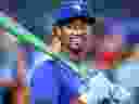 Arjun Nimmala des Blue Jays de Toronto et premier choix du repêchage de la Ligue majeure de baseball 2023 participe à l'entraînement au bâton avant le match des Blue Jays contre les Diamondbacks de l'Arizona au Centre Rogers le 14 juillet 2023 à Toronto, Ontario, Canada.