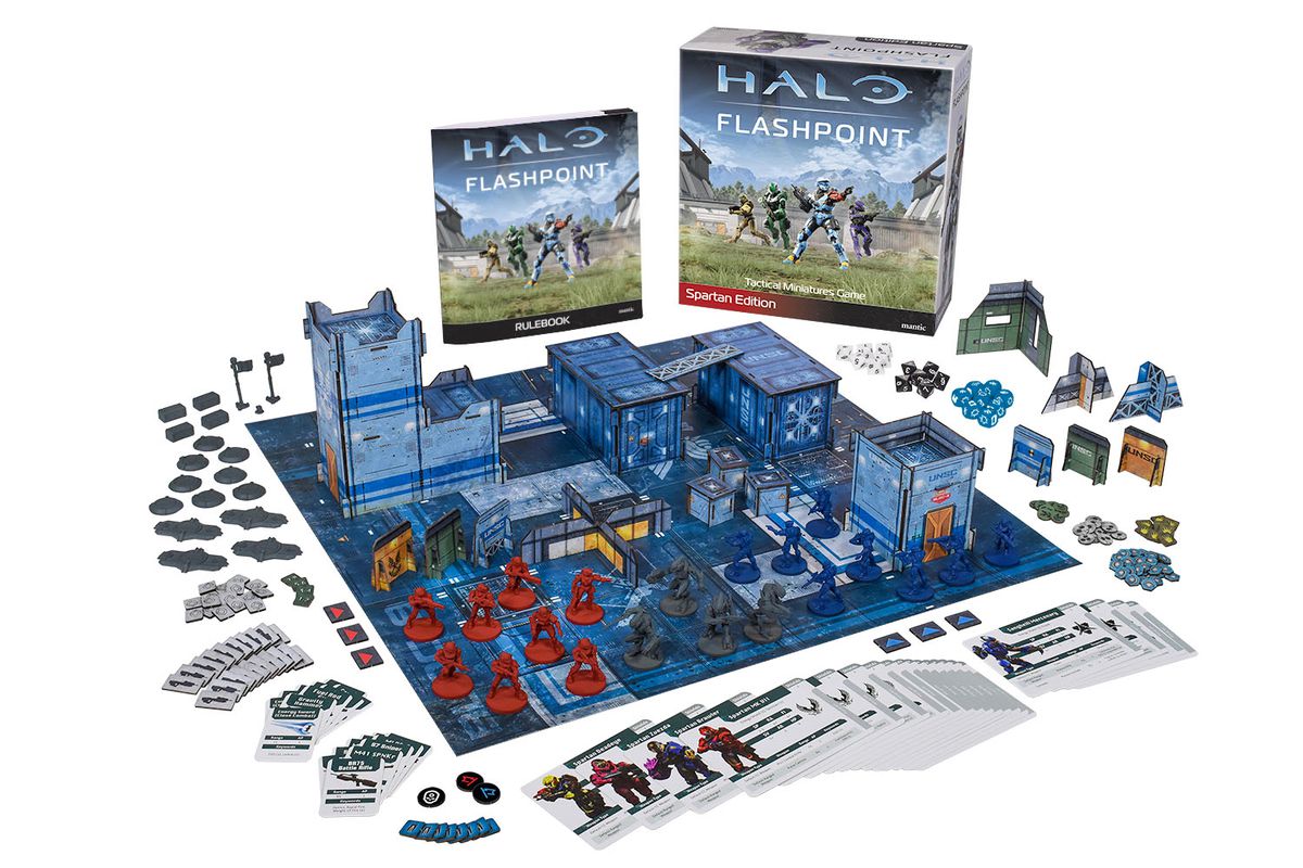 Les composants de l'édition Spartan de Halo Flashpoint comprennent un terrain en carton et huit figurines Spartan, ainsi que des dés et d'autres éléments.  Montré ici sous forme de rendu.
