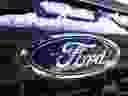 Une Ford Maverick à vendre chez un concessionnaire à Chicago, Illinois. 