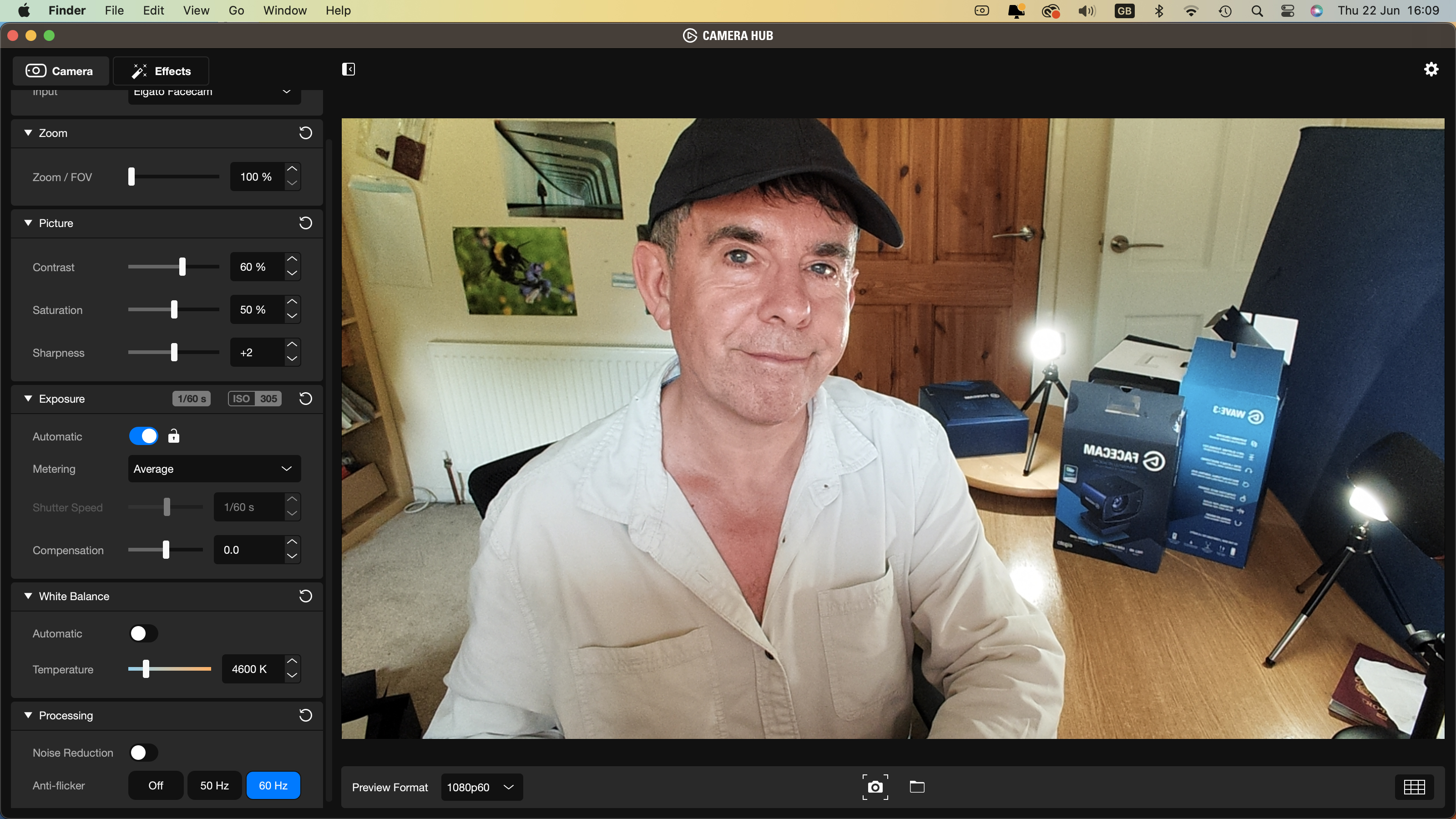 Image de revue d'Elgato Facecam montrant le critique renommé, George Cairns, vu à travers la webcam du Camera Hub.