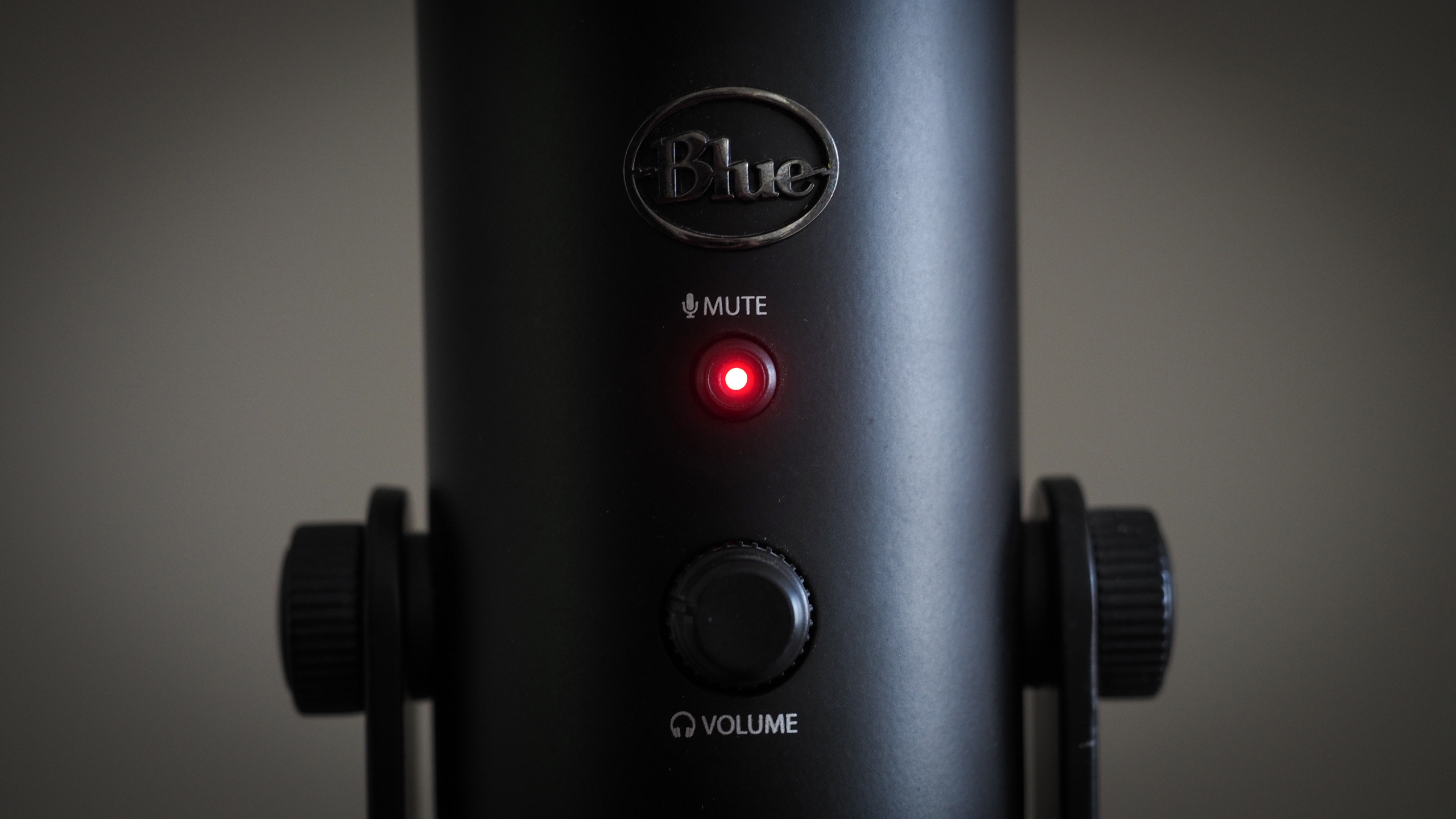 Image d'examen de Blue Yeti montrant un gros plan du bouton de sourdine, avec la lumière allumée.