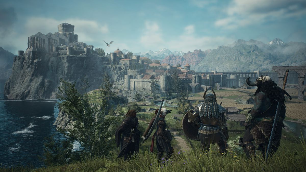 Un quatuor d'aventuriers observe la lointaine ville médiévale de Vernworth dans une capture d'écran de Dragon's Dogma 2