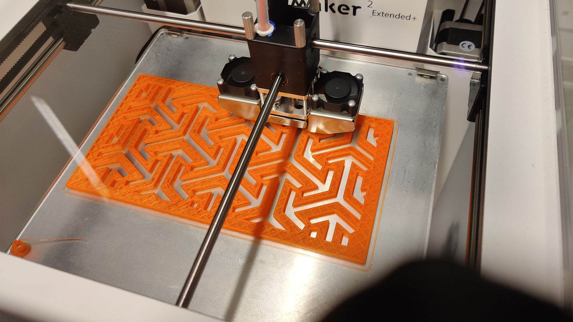 Une pièce imprimée en 3D avec un motif de flèche répété découpé