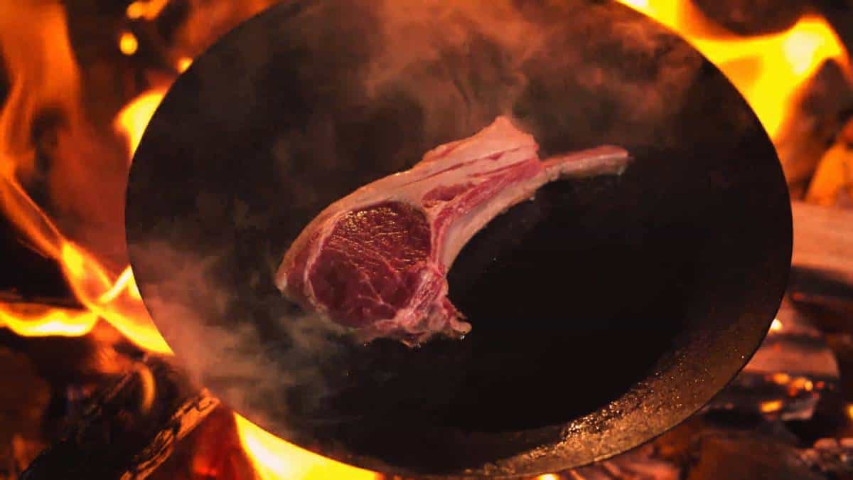 Dragon's Dogma 2 astuces : Cuisine.  Un steak sur une flamme nue.