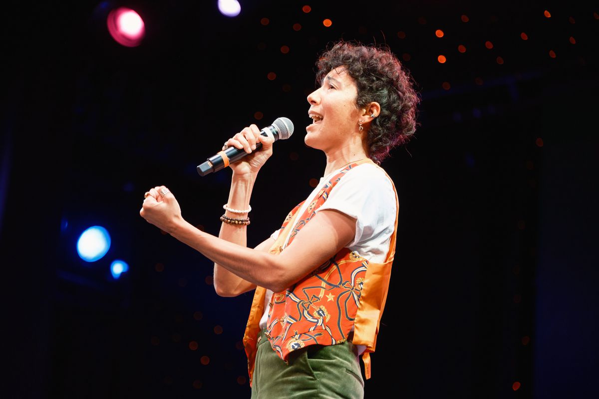 Vico Ortiz chante un numéro au Celebrity Karaoke lors de la croisière JoCo 2024
