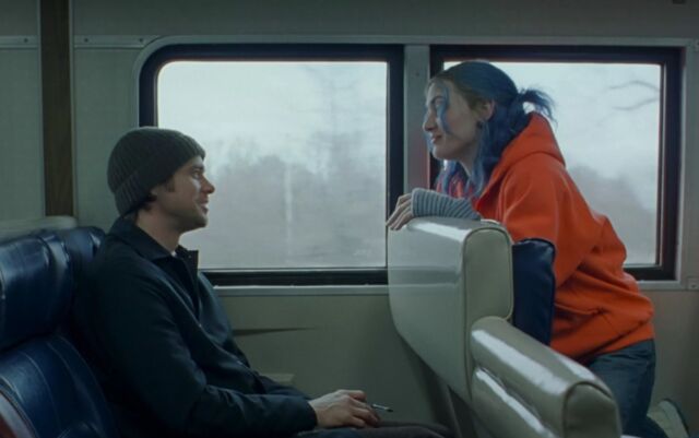 Joel (Jim Carrey) et Clementine (Kate Winslet) se rencontrent sur le LIRR vers Montauk.