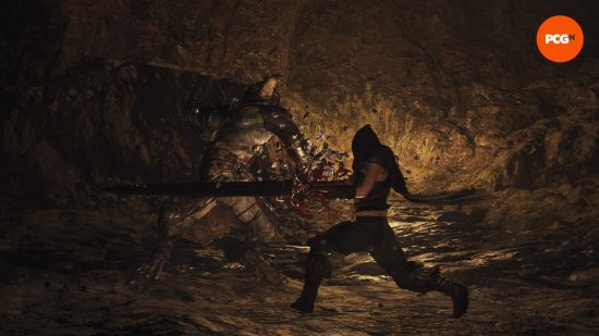 un guerrier utilisant une épée à deux mains dans Dragons Dogma 2