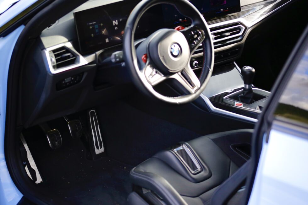 Les avis sont partagés en ce qui concerne les sièges baquets en carbone de BMW.  Ils vous maintiennent bien en place mais peuvent être difficiles à entrer et à sortir, et la bosse entre les jambes du conducteur est polarisante.