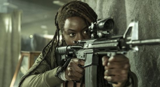 Michonne holding assault rifle in The Walking Dead: The Ones Who Live