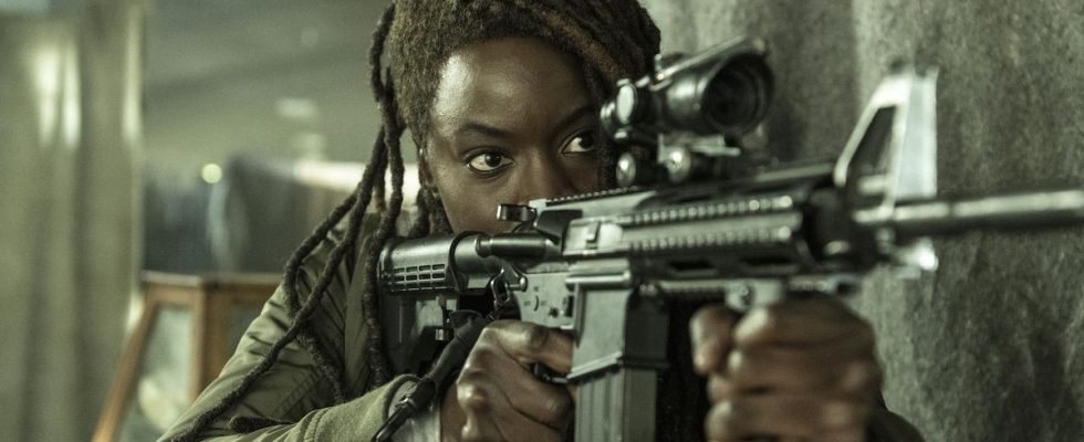 Michonne holding assault rifle in The Walking Dead: The Ones Who Live