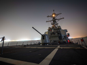 Le destroyer lance-missiles de classe Arleigh Burke USS Carney traverse le canal de Suez le 26 novembre 2023. Le 16 décembre 2023, le destroyer a abattu plus d'une douzaine de drones dans la mer Rouge lancés depuis les zones contrôlées par les Houthis du Yémen. , a déclaré le commandement central américain. 