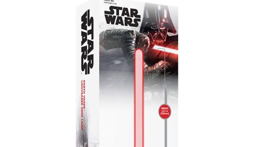 La lampe sabre laser Dark Vador de Star Wars bénéficie d'une réduction de prix importante
