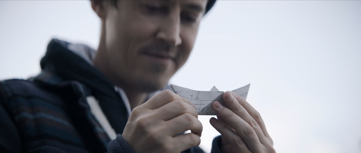 Alex Sharp dans le rôle de Will Downing tenant un bateau en papier
