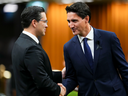 Le premier ministre Justin Trudeau et le chef conservateur Pierre Poilievre se saluent alors qu'ils se réunissent à la Chambre des communes, sur la Colline du Parlement à Ottawa.