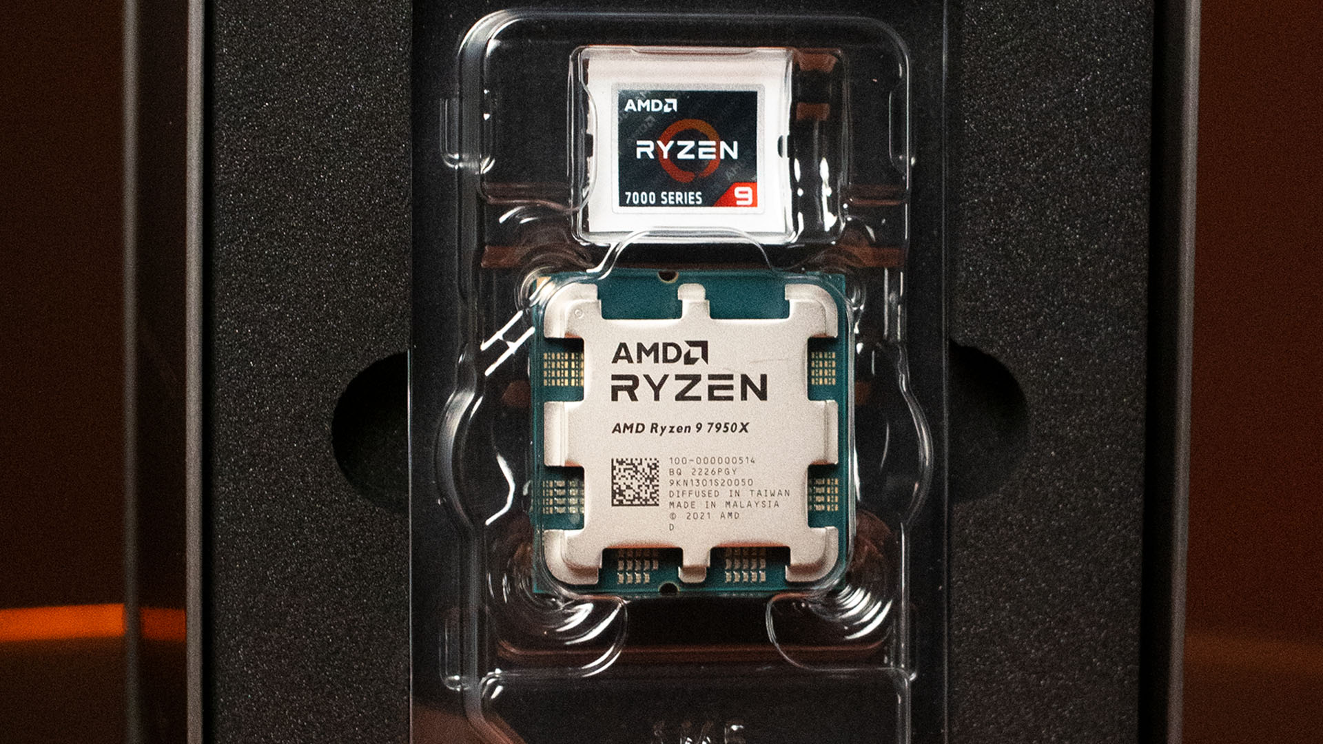 Test AMD Ryzen 9 7950X : CPU installé dans la boîte