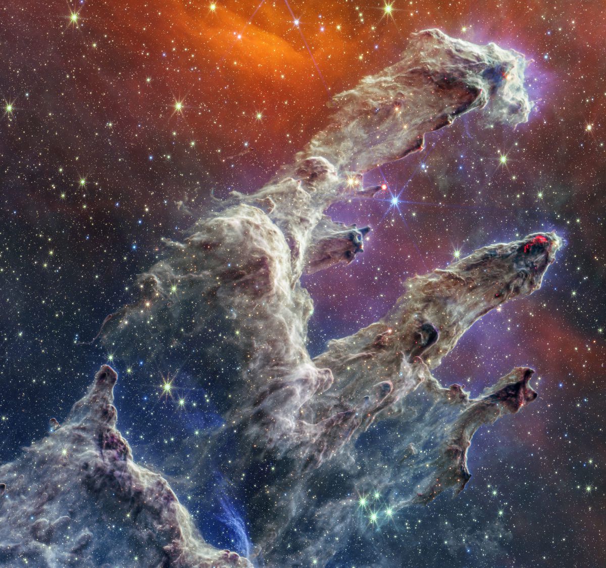 Un composite des Piliers de la Création pris par le télescope spatial James Webb de la NASA