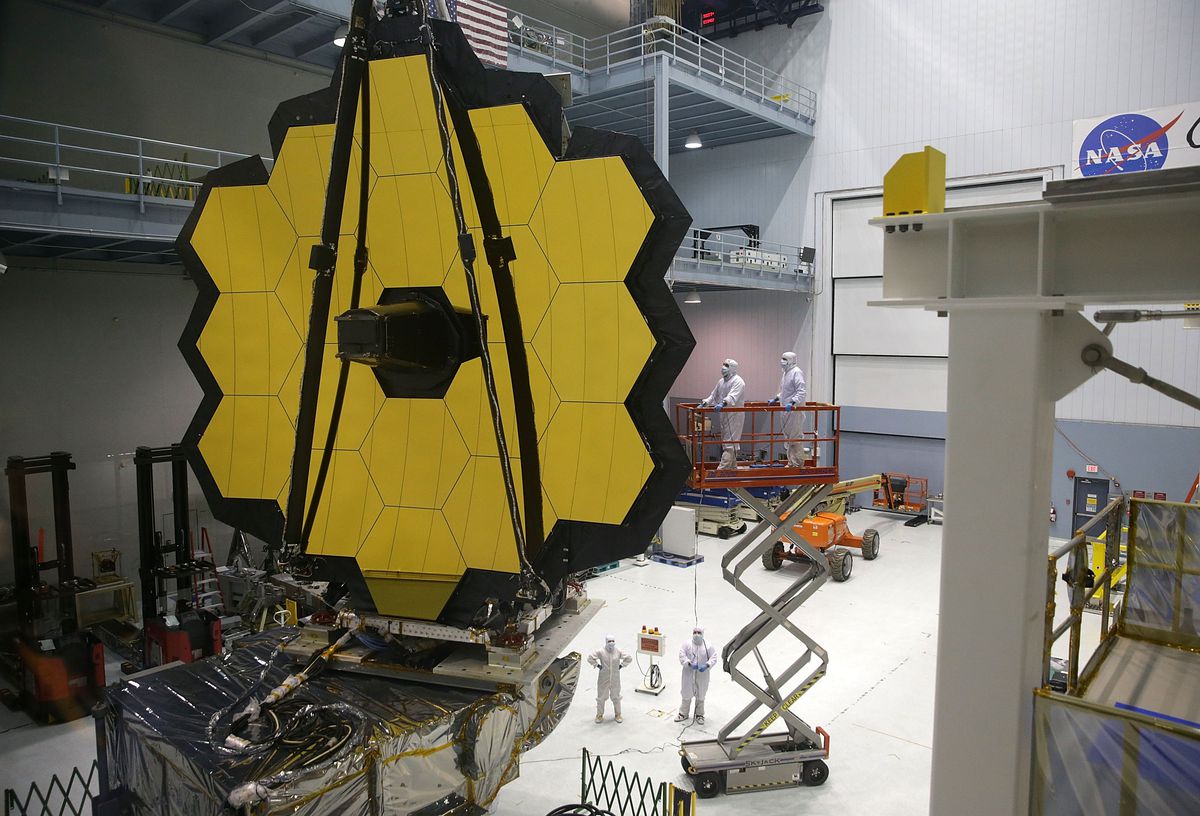 Les miroirs du télescope spatial James Webb soulevés dans un entrepôt