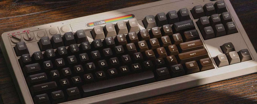 Le clavier de jeu PC inspiré du Commodore de 8BitDo est livré avec un stick d'arcade