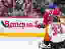 Nick Suzuki des Canadiens de Montréal prend un coup de palet devant Samuel Ersson des Flyers de Philadelphie pendant la troisième période d'un match de la Ligue nationale de hockey à Montréal le jeudi 28 mars 2024. Le tir de Susuki a battu Ersson, mais l'arbitre a statué qu'il l'avait frappé avec un bâton haut et a refusé le but.