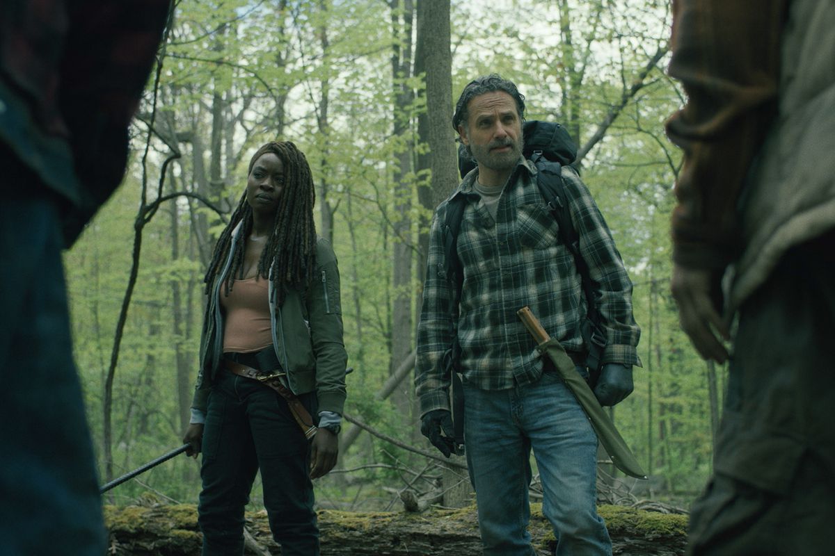 Michonne (Danai Gurira) et Rick (Andrew Lincoln) debout et regardant des zombies dans les bois dans une photo de The Ones Who Live