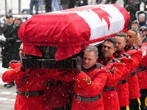 Des porteurs de cercueil de la GRC portent le cercueil aux funérailles de l'ancien premier ministre Brian Mulroney à Montréal le samedi 23 mars 2024.