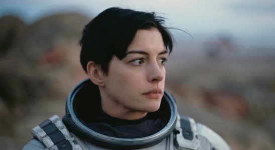 Anne Hathaway qualifie Christopher Nolan d'"ange" pour l'avoir soutenue après la réaction des Oscars