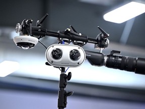 Des caméras télécommandées montées sur un poteau sont présentées au salon professionnel CANSEC, à Ottawa, le mercredi 31 mai 2023.